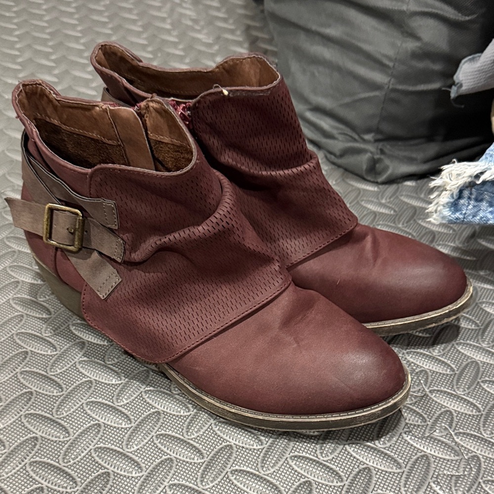 Maurice’s 9.5 burgundy boots